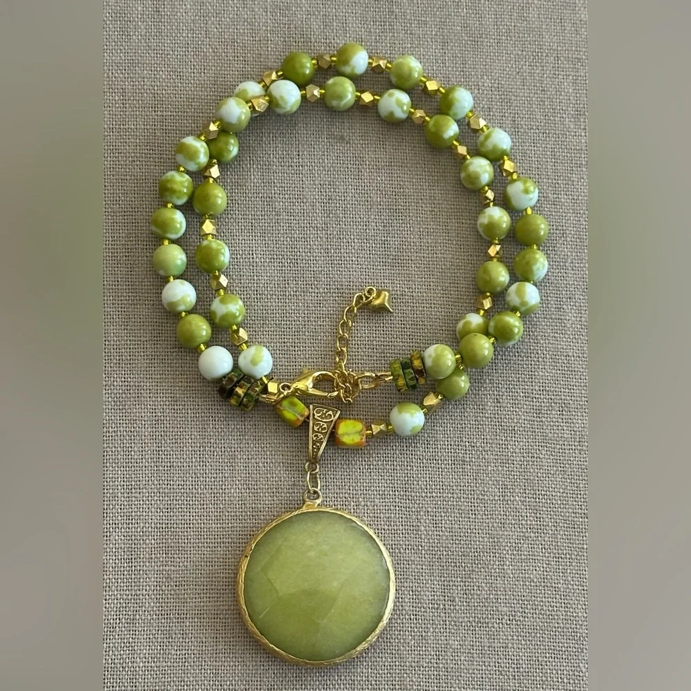 22-1/2 inch Elegant Green Beaded Necklace with Gold Accents - Picture 5 of 14